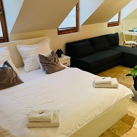 גיור Downtown Apartments Deluxe מראה חיצוני תמונה
