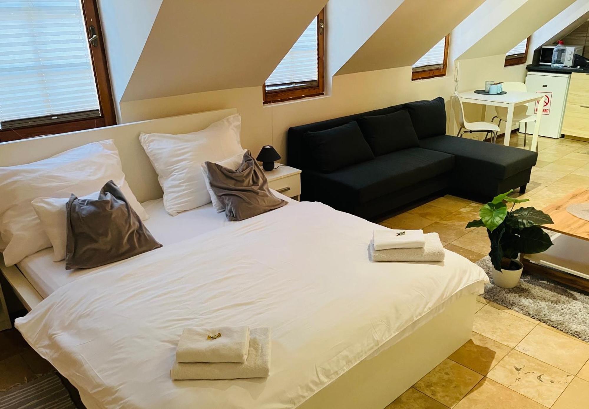 גיור Downtown Apartments Deluxe מראה חיצוני תמונה