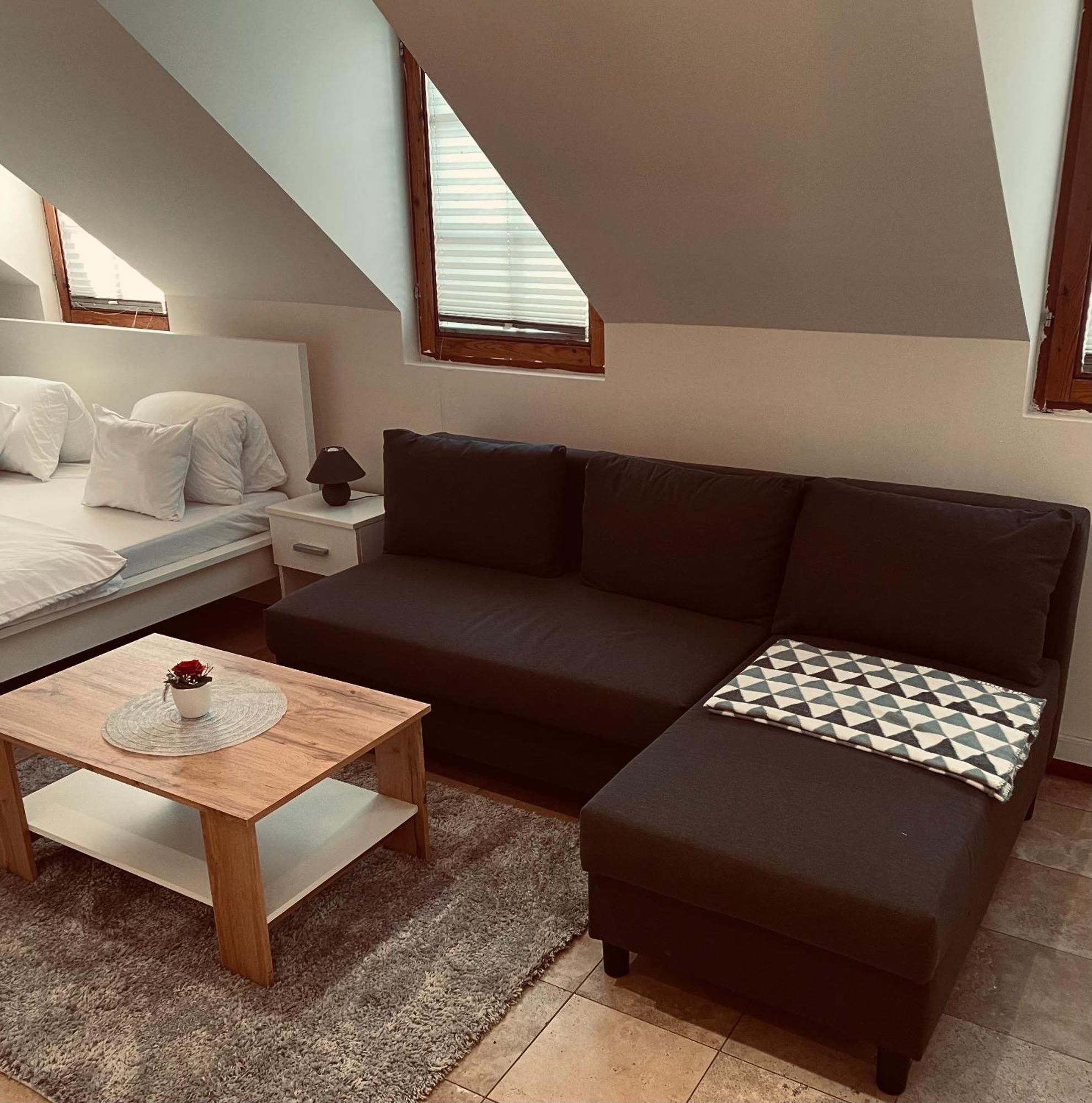 גיור Downtown Apartments Deluxe מראה חיצוני תמונה